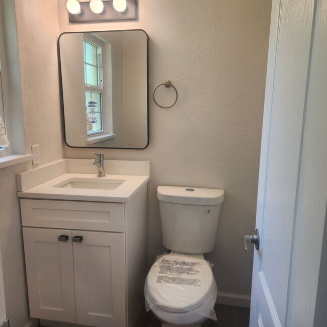 Building Photo - 3 bedroom 1.5 bath