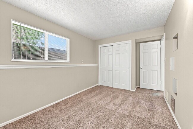 Building Photo - $1,895.95 3-bed, 1.5-bathroom located in Colorado Springs with a washer and dryer.