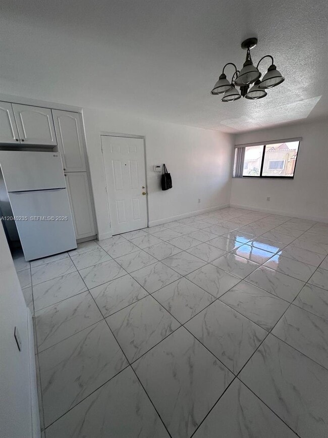 Building Photo - 2740 W 61st St