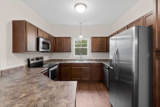 Building Photo - Stunning Townhome!