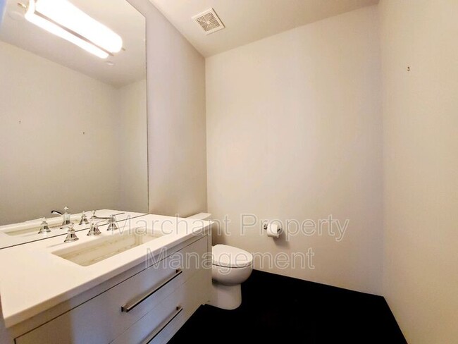 Building Photo - 220 Riverplace