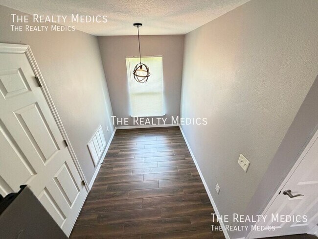 Building Photo - 2615 Fair Oaks Dr
