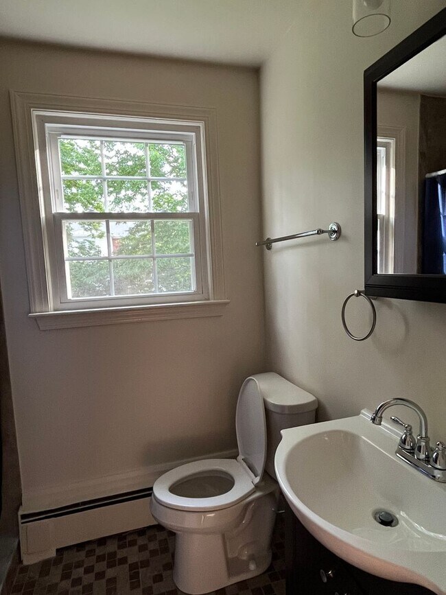 Building Photo - 2BD/1BA House Walking Distance to Downtown!