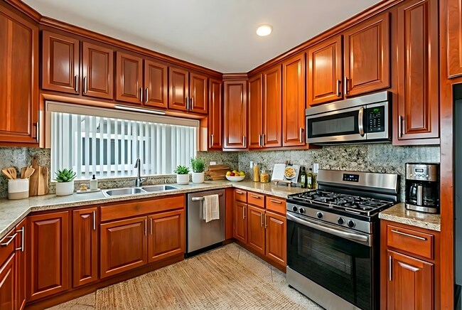 Building Photo - Spacious and Quiet Hawthorne Home!