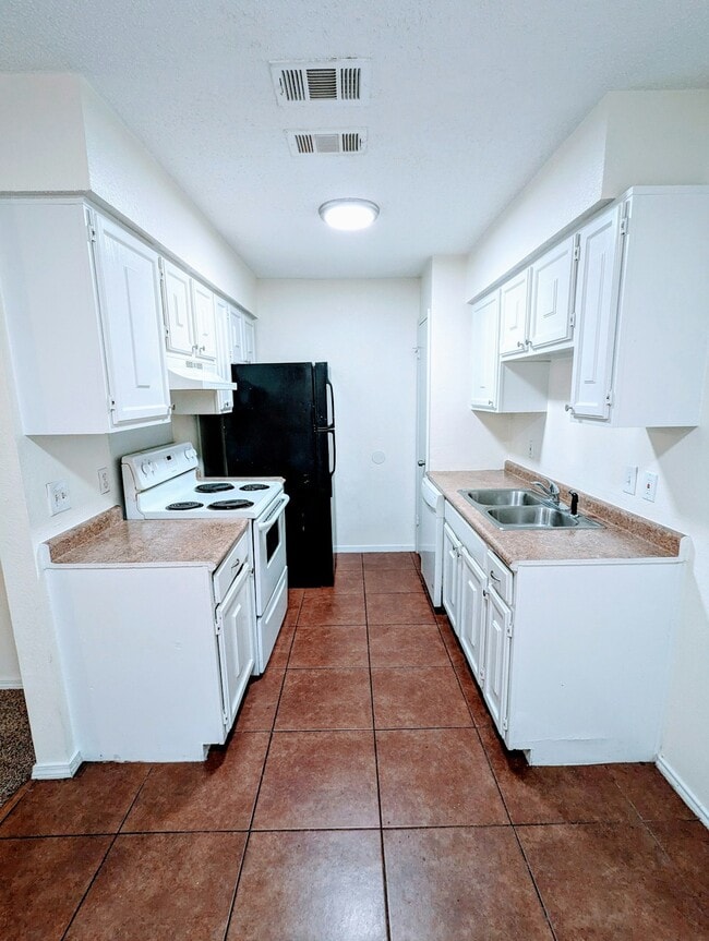 Building Photo - 8109 Foxfire Ln