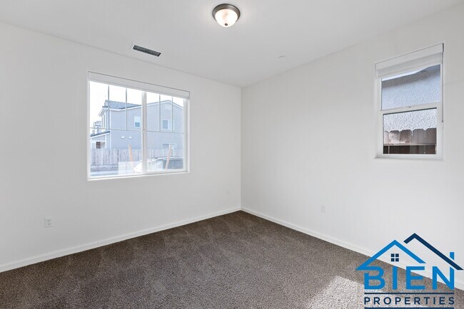 Building Photo - 1227 Las Rosas Ave