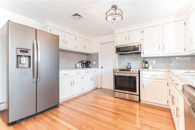 Building Photo - 25 Stony Brook Dr