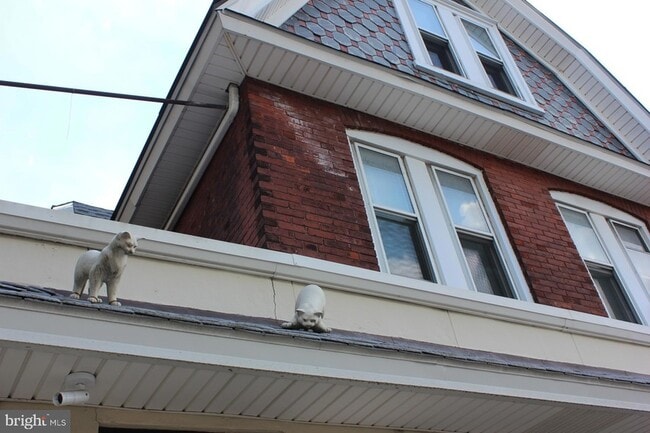 Building Photo - 1042 W Lancaster Ave