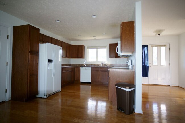 Building Photo - 3 Bed/2 Bath. Master on Main. Close to shopping, US 460, and I-81