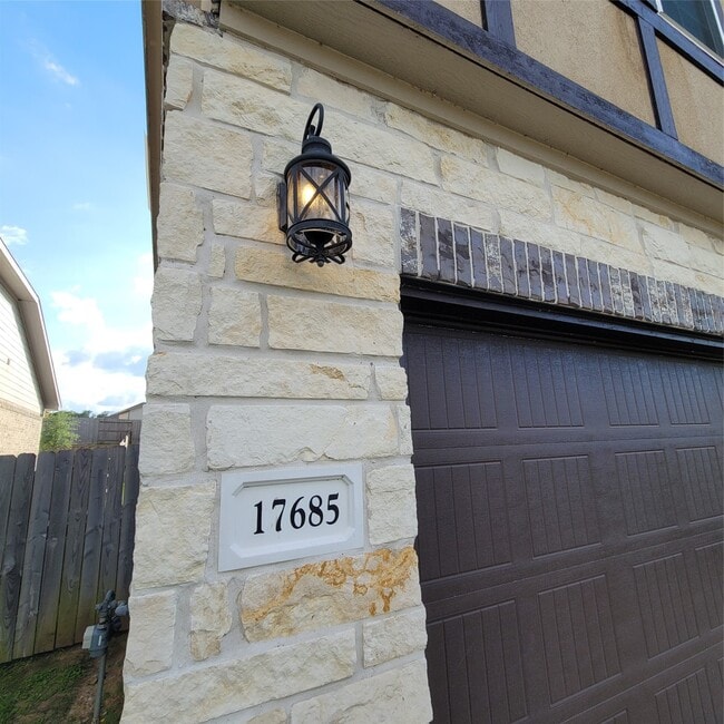 Building Photo - 17685 Martin Crk Ln