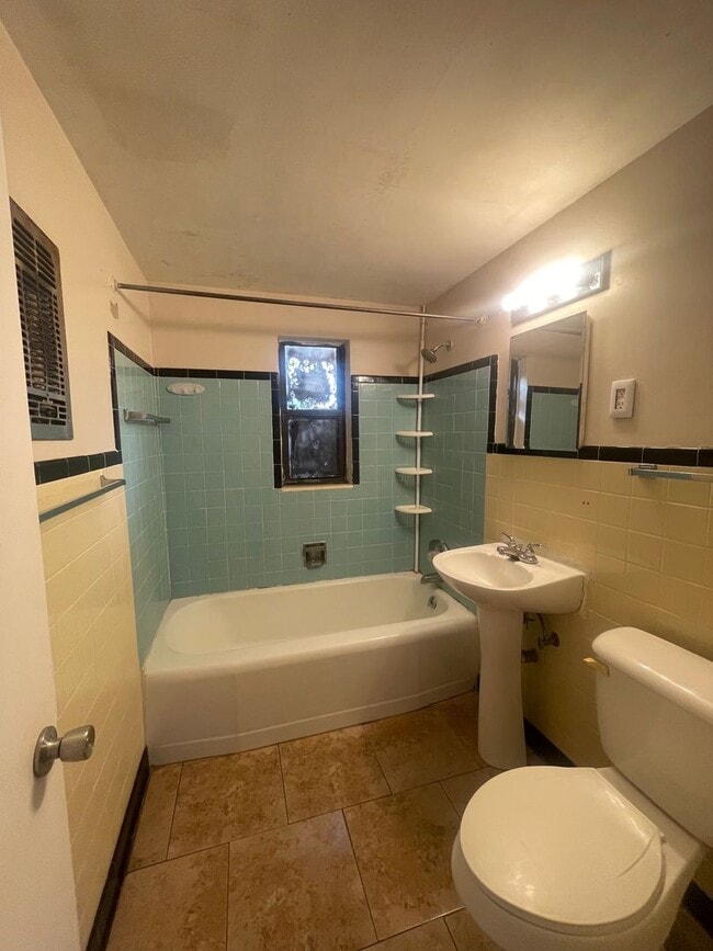 Building Photo - 2 Bed 1 Bath Home | Carport | Pet Friendly with Fenced Yard | Washer Dryer Hook Ups | Section 8 W...