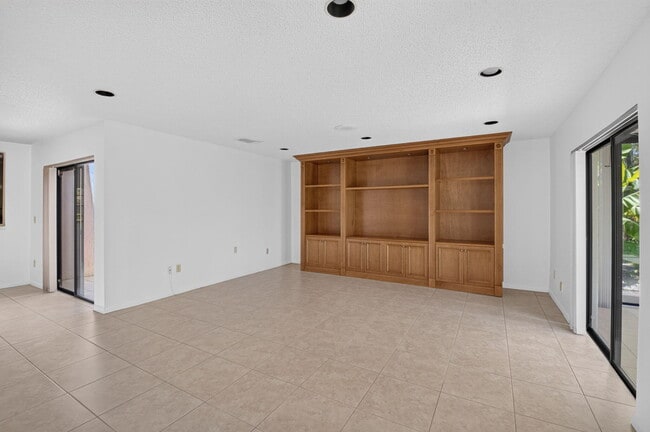 Building Photo - 9264 Vista Del Lago