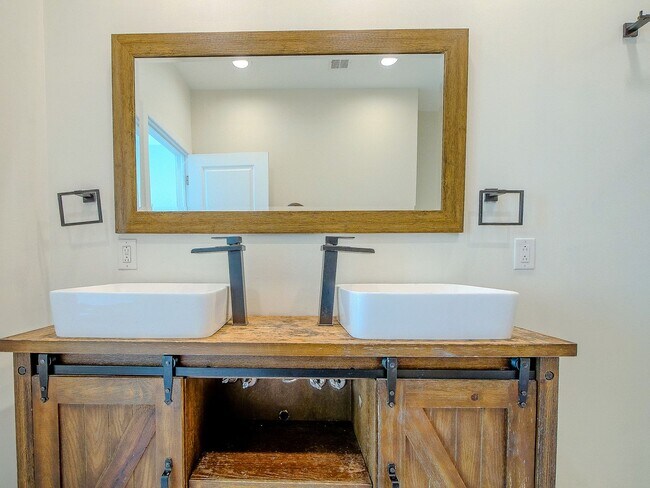 Building Photo - Three Bedroom Modern Olde Kensington Condo with Roofdeck