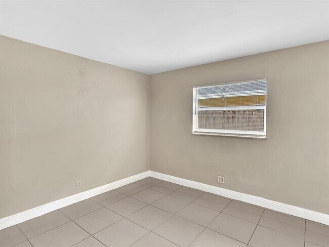 Building Photo - 705 SW 15th Ave