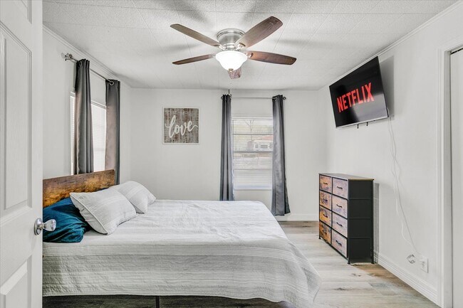 Building Photo - 185 Weiss Bluff Rd