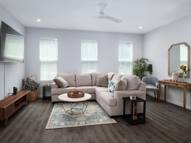 Building Photo - 4 Bedroom, 4 Bathroom House