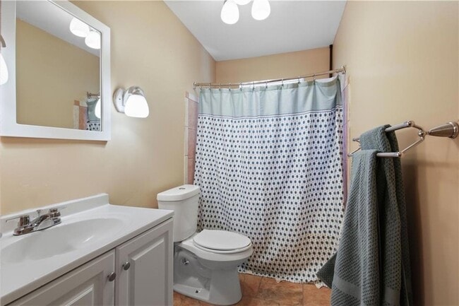 Building Photo - 4920 Robin Hood Dr