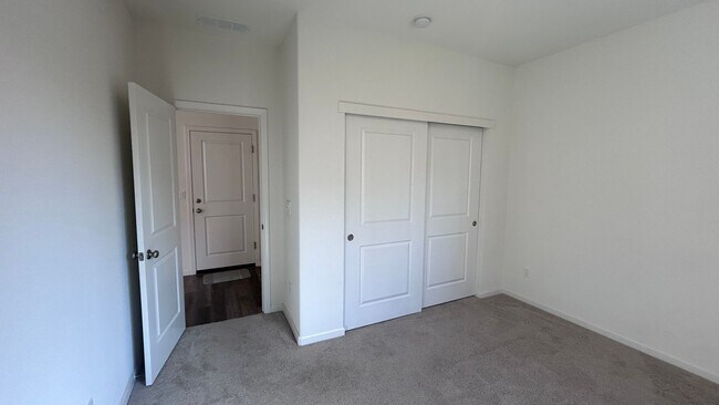 Building Photo - 577 Bedfordshire Dr