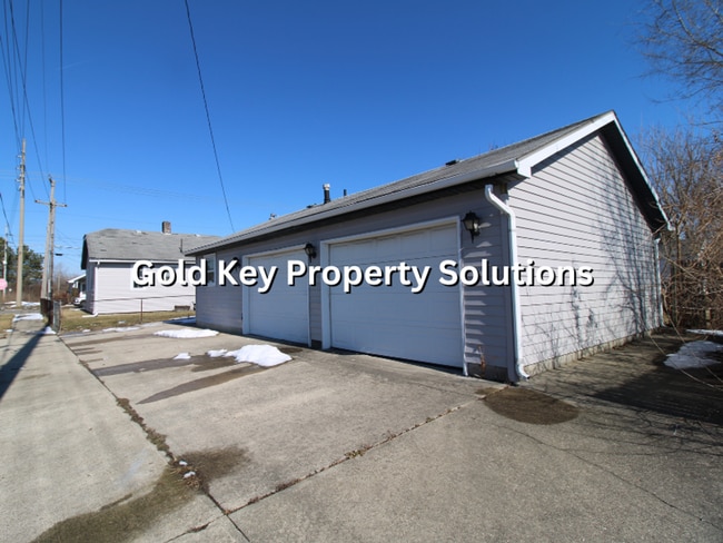 Building Photo - Nice 2 BR 1 BA House with Central Air and Garage (SECTION 8 APPROVED)