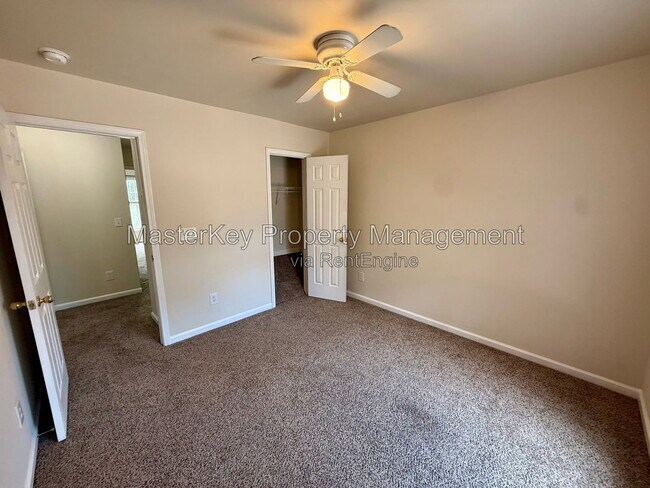 Building Photo - 414 Walnut Woods Dr