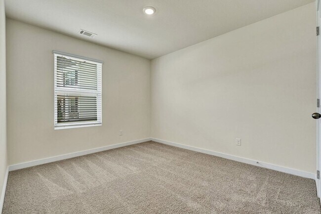 Building Photo - 627 Fox Den Cir