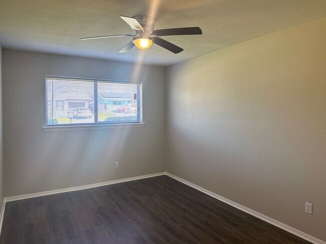 Building Photo - 4 Bedroom / 2.5 Bath Home