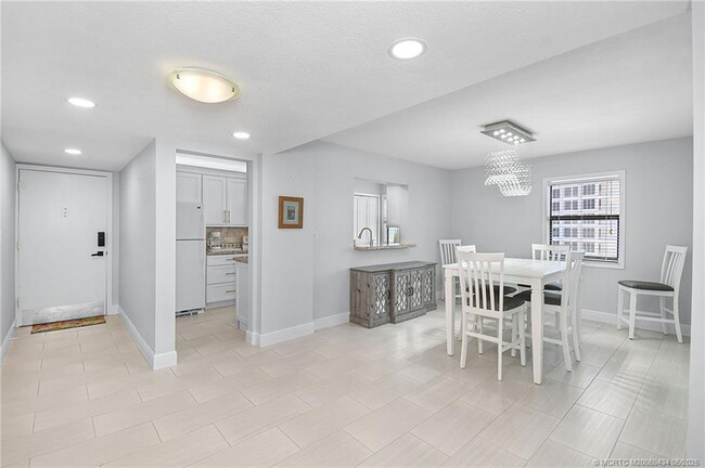 Building Photo - 10044 S Ocean Dr