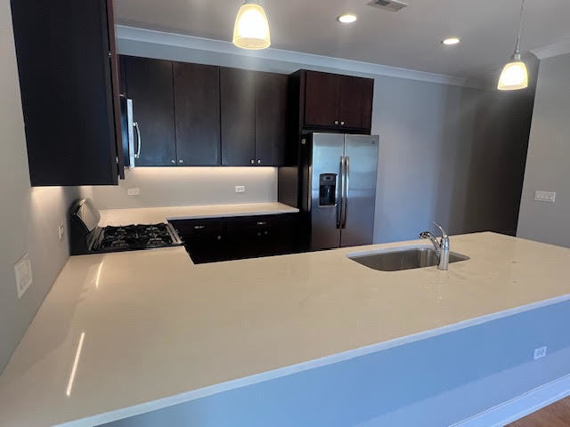 Building Photo - 4812 W Montrose Ave