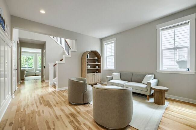 Building Photo - 5bd/3.5ba Bellevue Hoome