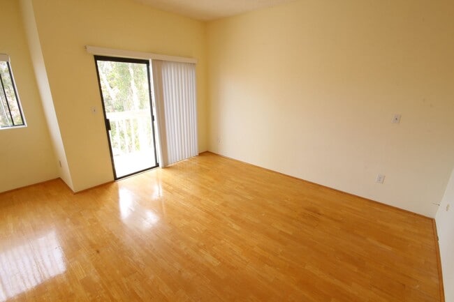Building Photo - Super Spacious 2-Bedroom 2.5-Bathroom La Jolla UTC Townhome with 2-car garage