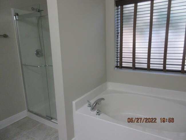 Building Photo - Beautiful 4 Bedroom in Navarre!