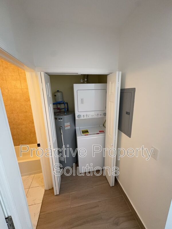 Building Photo - 730 N Main St