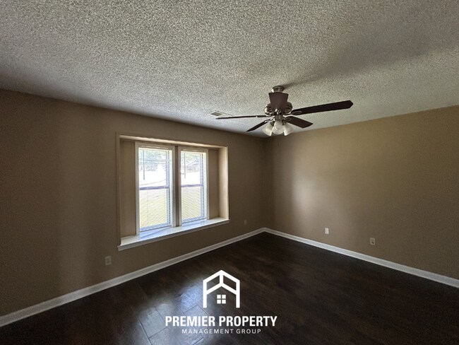 Building Photo - Beautiful 3BR/2BA Near Southwind | 1,681 Sq Ft, Vaulted Ceilings, Hardwood Floors & Garage