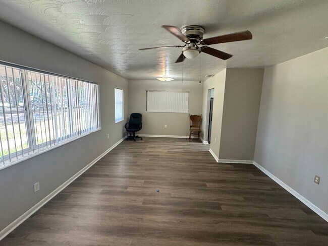 Building Photo - No HOA. Oversized 3/2 Home. NEW PHOTOS COMING SOON
