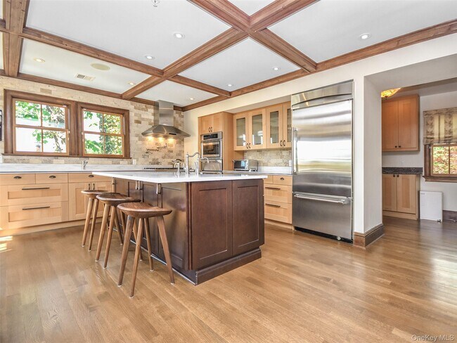 Building Photo - 290 8th Ave