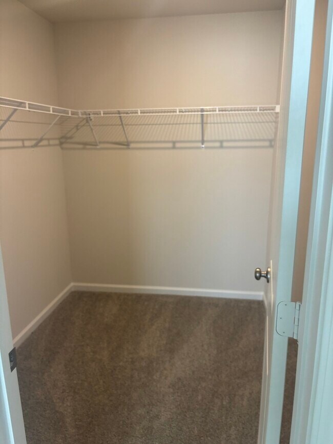 Building Photo - SPacious 3 bedroom 2 1/2 bath home