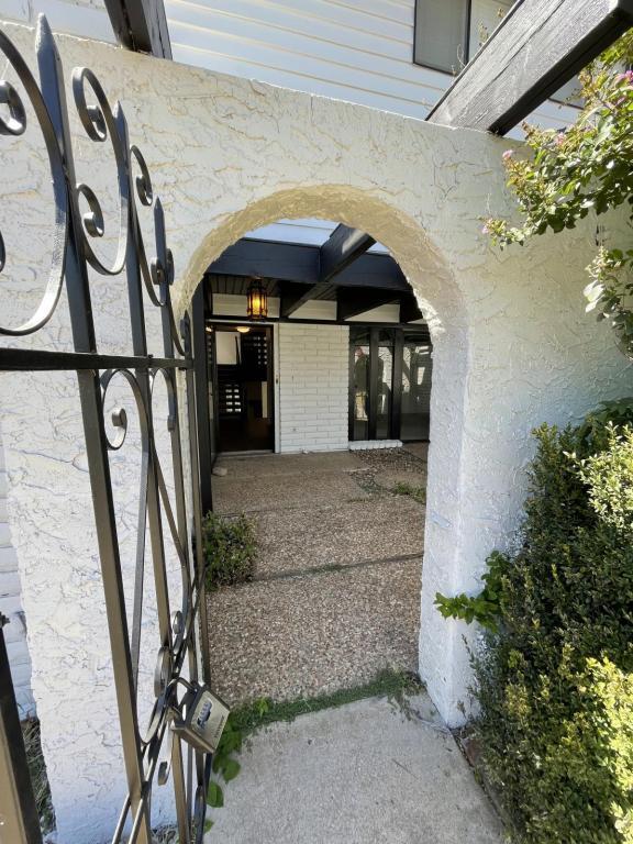 Building Photo - 6114 S Lakewood Ave