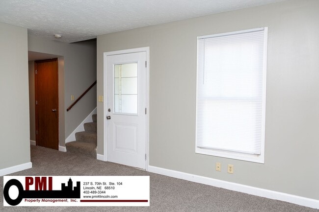 Building Photo - 3 Bedroom and 1.5 bathroom Duplex for rent