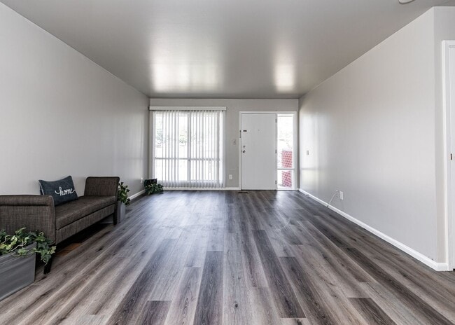 Building Photo - Newly Remodeled 3 Bedroom Home in Central Location