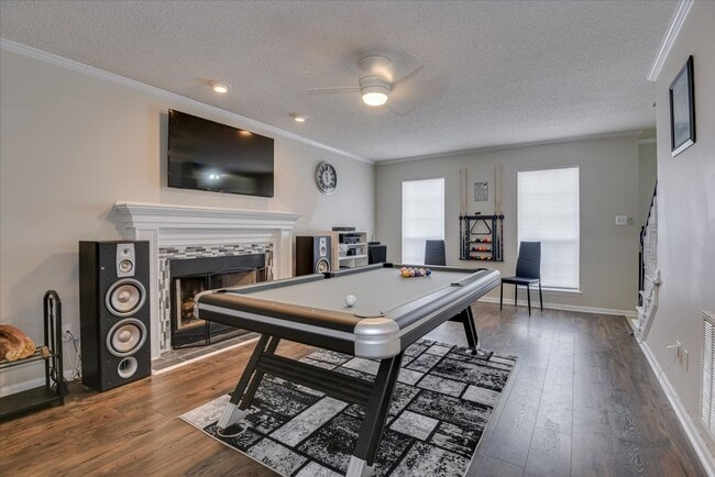Building Photo - 4 bedroom 2.5 bath home on the water with ...