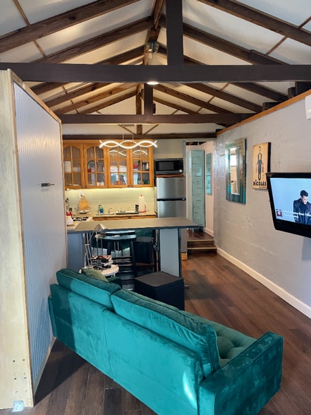 Primary Photo - 4435 W Iowa Ave