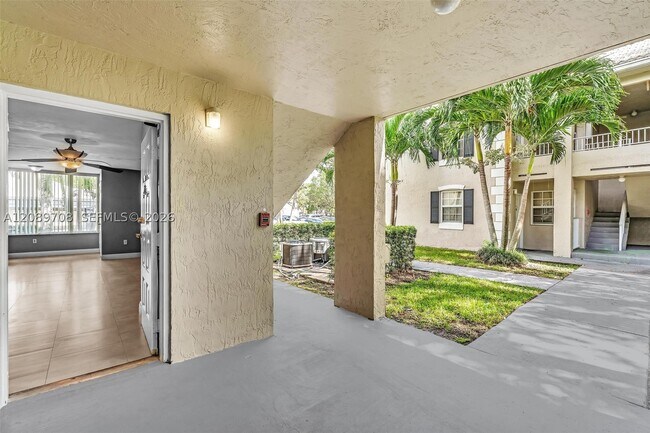 Building Photo - 2820 N Oakland Forest Dr