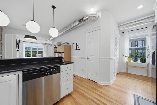 Building Photo - 5302 N Winthrop Ave