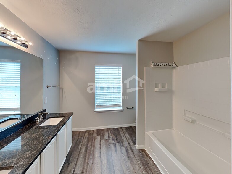 Building Photo - 13323 Ambrosa Dr