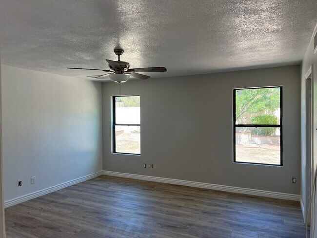 Building Photo - Tempe Home For Rent