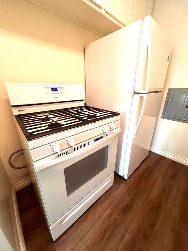Building Photo - Corner-Unit 1 Bedroom with HUGE Outdoor Space