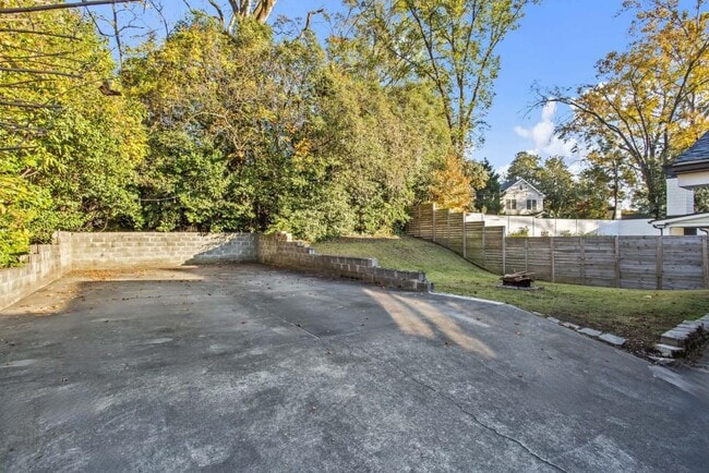 Building Photo - 2044 Fairhaven Cir NE