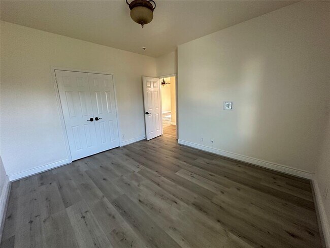 Building Photo - 5703 Saragosa Dr