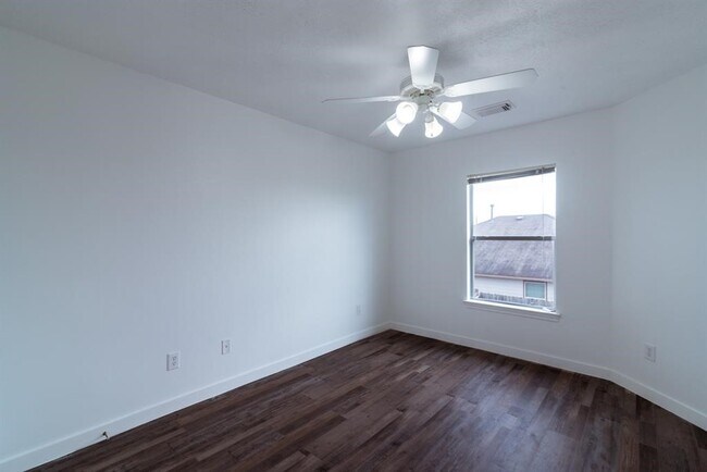 Building Photo - 2707 Troy Dr