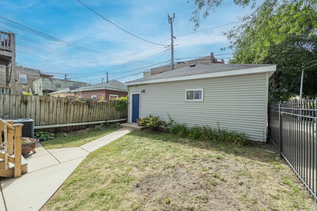 Building Photo - 3258 N Oakley Ave
